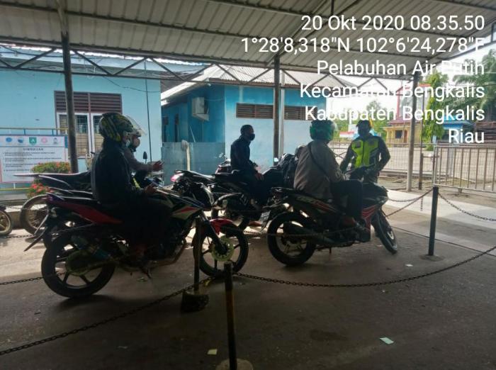 Pelda Rudi Lakukan Penerapan Pendisiplinan Protokol Kesehatan kepada Penumpang Penyeberangan Roro Bengkalis
