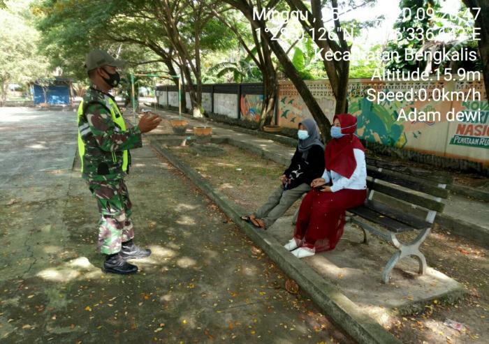 Serda Mhd Alimran dan Sertu M Isak Terus Menggalakan Aturan Protokol Kesehatan di Taman Andam Dewi