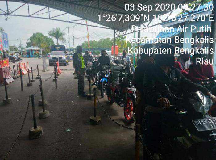 Pelda Rudi Ingatkan Penumpang Roro Bengkalis, Jaga Jarak dan Gunakan Masker