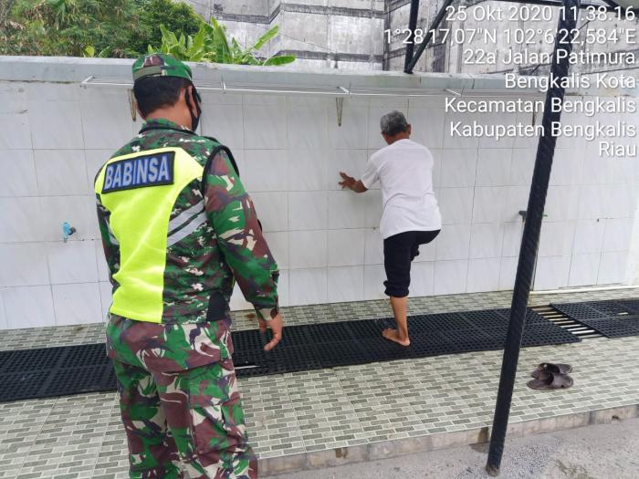 Sertu Subarianto bersama Kopda Pasaribu Kembali Menerapkan Protokol Kesehatan di Masjid Istiqomah