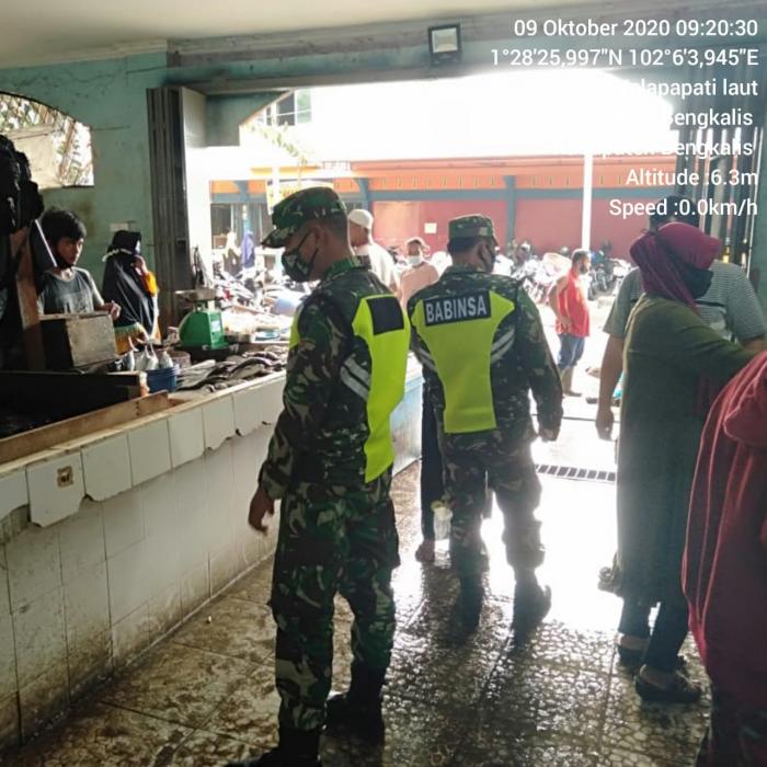 Serka Yanuswar Hermana dan Serda Sitorus Terus Terapkan Protokol Kesehatan di Pasar Terubuk 