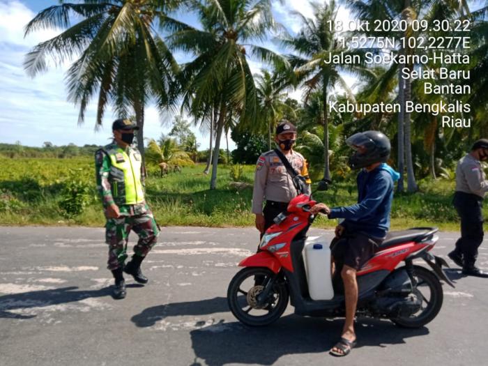 Serda Armansyah dan Serda A. Zamzuri Kembali Ingatkan Masyarakat Menggunakan Masker