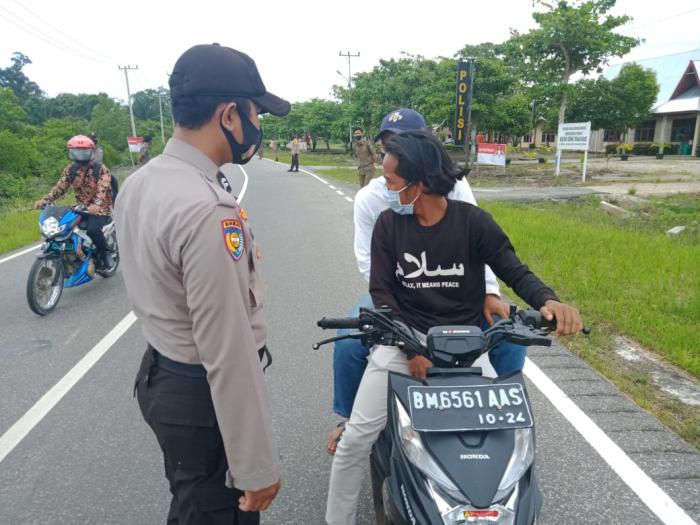Operasi Yustisi, Personil Polsek Tebingtinggi Barat Tegur Warga Yang Tak Pakai Helm dan Masker