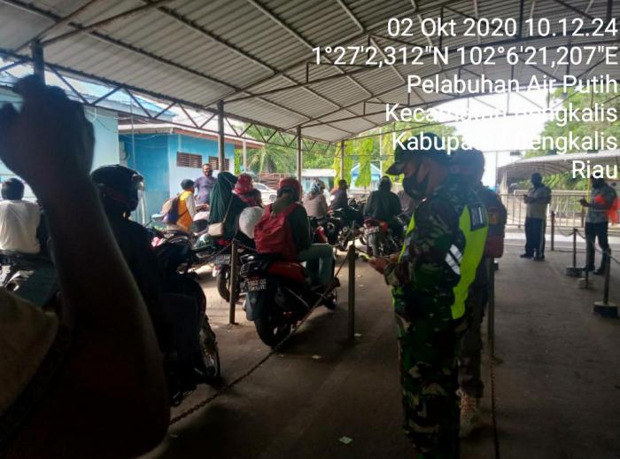 Serma Rudi Terus Ingatkan Penumpang Roro Bengkalis Agar tetap Menggunakan Masker