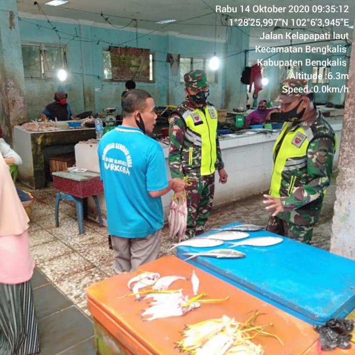 Serka Yanuswar Hermana dan Serda Sitorus Gelar Patroli Protokol Kesehatan di Pasar Terubuk 