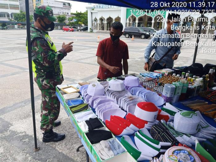 Personel Koramil 01/Bengkalis Menerapkan Protokol Kesehatan di Masjid Istiqomah