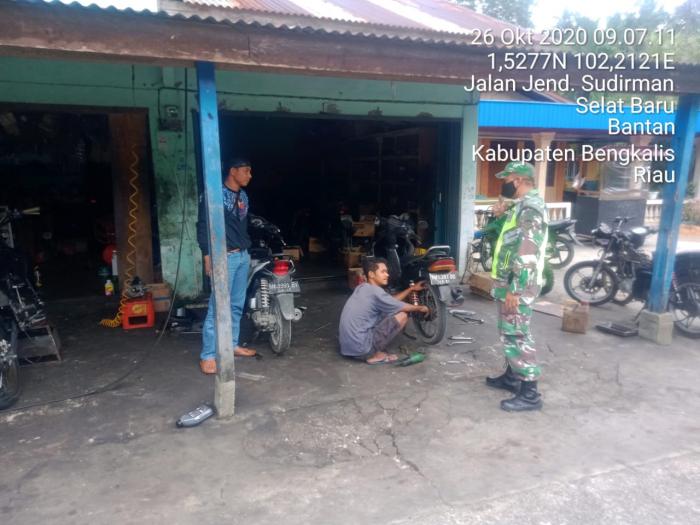 Serda Armansyah dan Serda A. Zamzuri Lakukan Patroli Memutus Mata Rantai Penyebaran Covid 19 di Kecamatan Bantan