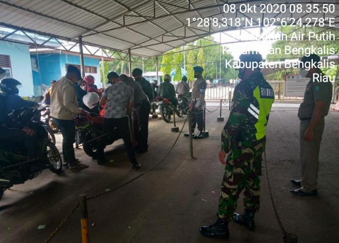 Cegah Covid 19, Pelda Rudi Imbau Pengendara di Pelabuhan Roro Bengkalis Tetap Gunakan Masker