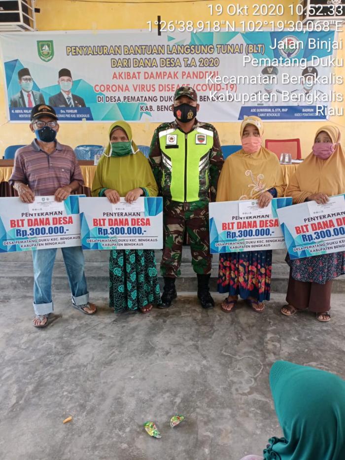 Banbinsa Koramil 01/Bengkalis Dampingi Penyerahan BLT di Desa Pematang Duku