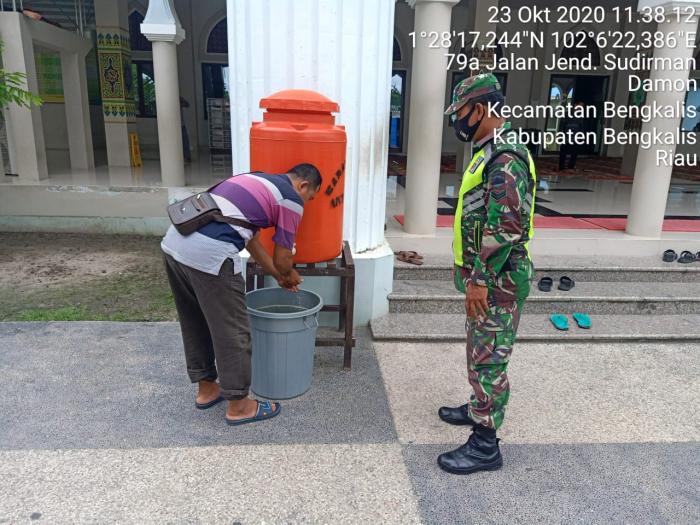 Personel Koramil 01/Bengkalis Menerapkan Protokol Kesehatan di Masjid Istiqomah