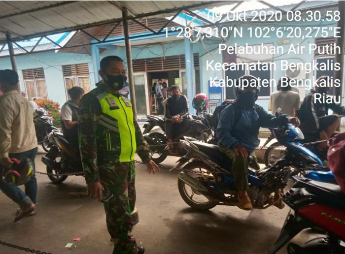 Pelda Rudi Imbau Pengendara di Pelabuhan Roro Bengkalis Tetap Gunakan Masker