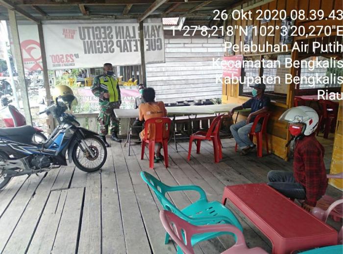 Personel Koramil 01/Bengkalis Terus Ingatkan Protokol Kesehatan di Roro Bengkalis