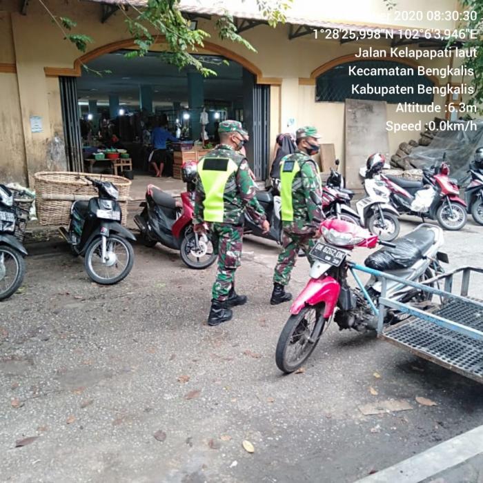Serka Yanuswar Hermana bersama Serda Sitorus Terus Mengimbau Masyarakat Supaya Menggunakan Masker