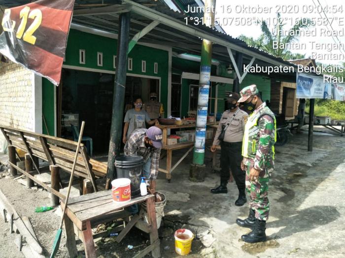 Serda Armansyah dan Serda A. Zamzuri Terapkan Protokol Kesehatan kepada Masyarakat di Kecamatan Bantan