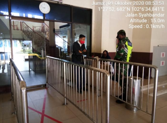 Serda Mustaqim dan Serda Suprianto Terus Menerapkan Protokol Kesehatan di Pelabuhan BSL 