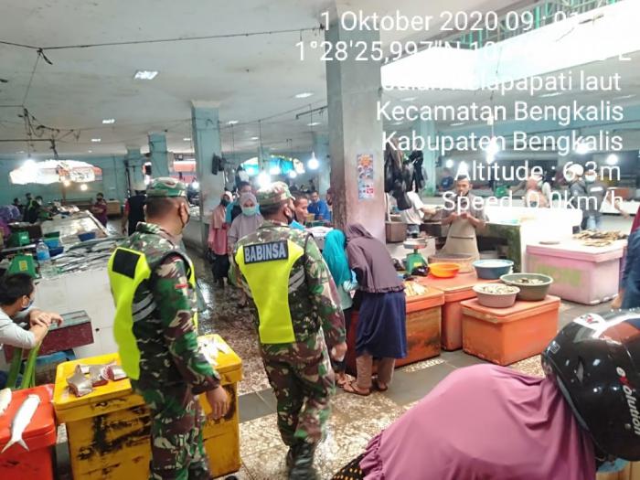 Serka Yanuswar Hermana bersama Serda Sitorus, Terus Menerapkan Protokol Kesehatan di Pasar Terubuk