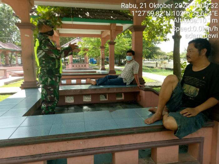 Serda Mhd Alimran dan Sertu M Isak, Gencar Terapkan Protokol Kesehatan di Taman Andam Dewi Bengkalis 