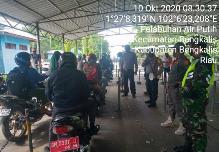 Pelda Rudi Terus Mengimbau Pengendara di Pelabuhan Roro Bengkalis Tetap Gunakan Masker