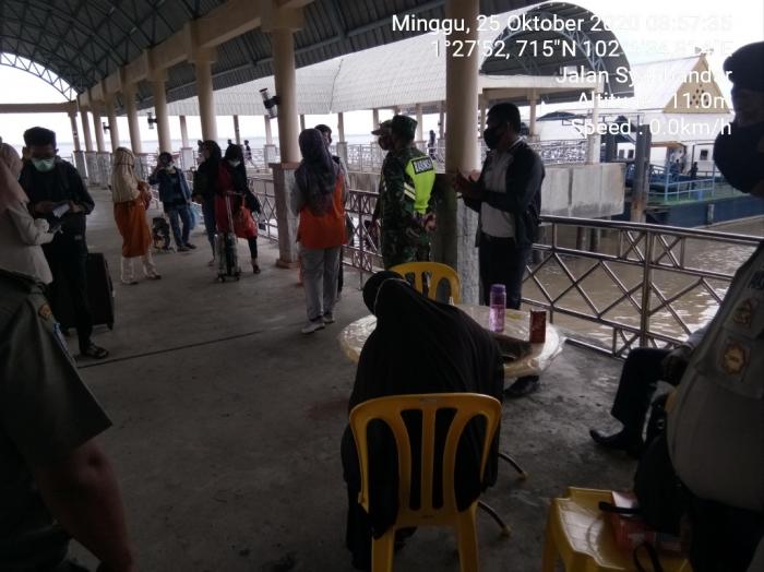 Personil Koramil 01/Bengkalis, Serda Mustaqim Lakukan Patroli Penerapan Protokol Kesehatan di Pelabuhan BSL 