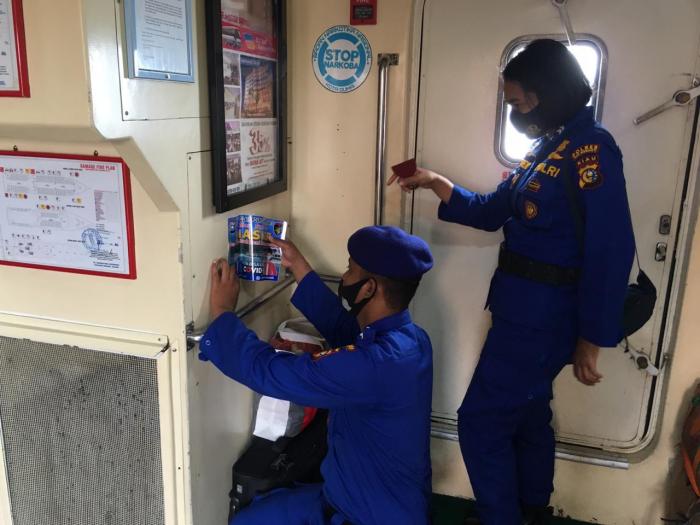 Cegah Covid-19, Satpolair Pasang Stiker Imbauan Pakai Masker dan Jaga Jarak