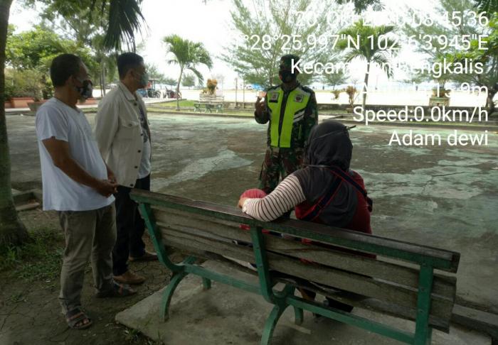 Serda Mhd Alimran dan Sertu M Isak Imbau Masyarakat Berada Di Taman Andam Dewi Gunakan Masker
