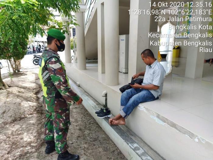 Sertu Subarianto dan Kopda Pasaribu Menerapkan Protokol Kesehatan di Masjid Istiqomah