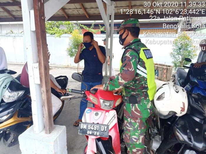 Personel 01/Bengkalis Terus Menerapkan Protokol Kesehatan di Masjid Istiqomah