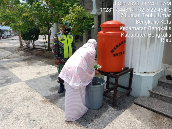 Memutus Penyebaran Covid 19, Sertu Subarianto bersama Kopda Pasaribu Terus Menerapkan Terapkan Protokol Kesehatan di Masjid Istiqomah