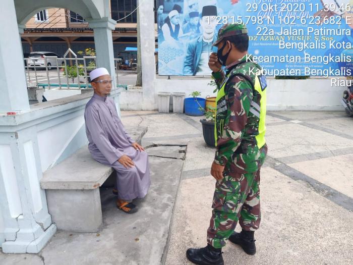 Sertu Subarianto bersama Kopda Pasaribu Terus Menerapkan Protokol Kesehatan di Masjid Istiqomah