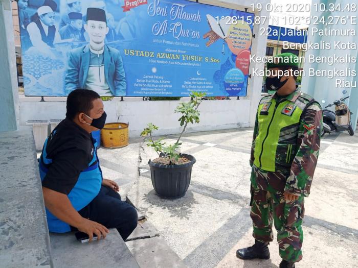 Sertu Subarianto bersama Kopda Pasaribu Terus Menerapkan Protokol Kesehatan di Masjid Istiqomah