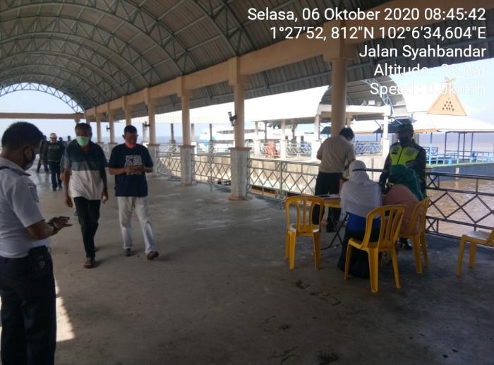 Tidak Bosan Bosanya, Serka Yanuswar Hermana dan Serda Sitorus Terus Ingatkan Pedagang dan Pengunjung Pasar Terubuk Selalu Menggunakan Masker