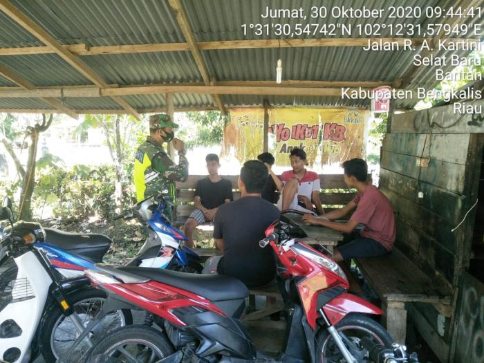 Serda Armansyah dan Serda A. Zamzuri Kembali Ingatkan Masyarakat Bantan Tertib Protokol Kesehatan