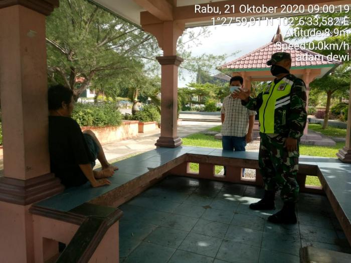 Serda Mhd Alimran dan Sertu M Isak Imbau Masyarakat Disiplin Protokol Kesehatan