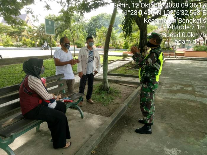 Personel Koramin 01/Bengkalis, Gencar Terapkan Protokol Kesehatan di Taman Andam Dewi Bengkalis 