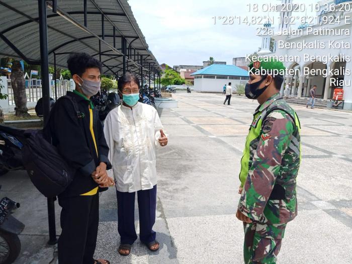 Protokol Kesehatan Diterapkan Sertu Subarianto bersama Kopda Pasaribu di Masjid Istiqomah