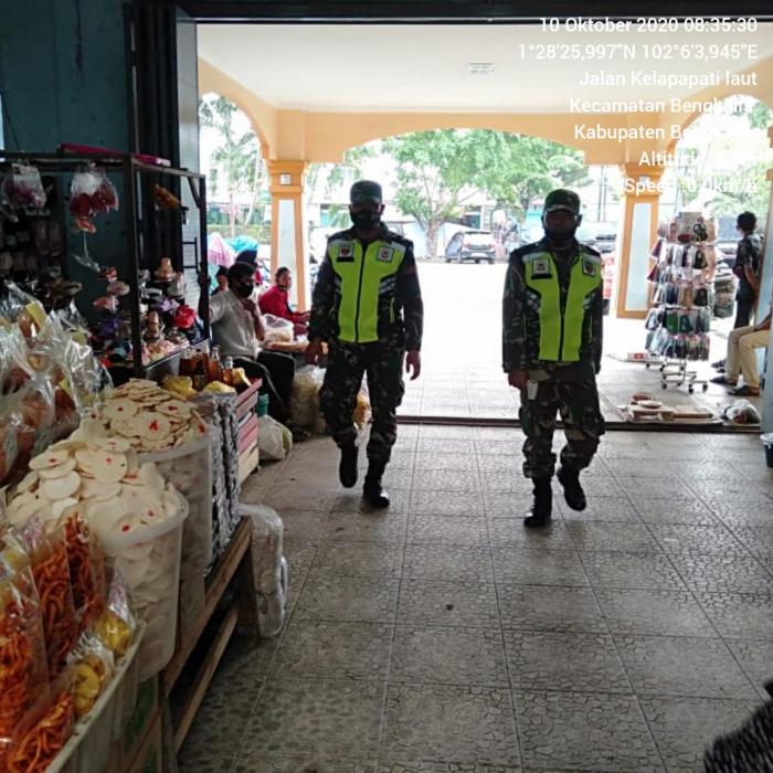 Serka Yanuswar Hermana bersama Serda Sitorus Ingatkan Masyarakat Disiplin Protokol Kesehatan Di Pasar Terubuk