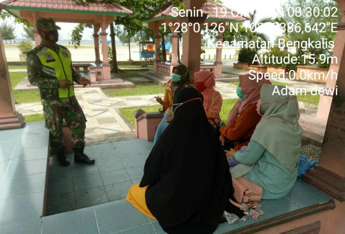 Personel Koramil 01/Bengkalis, Gencar Terapkan Protokol Kesehatan di Taman Andam Dewi Bengkalis 