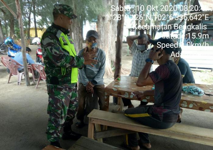 Serda Mhd Alimran dan Sertu M Isak Kembali Melakukan Protokol Kesehatan di Taman Andam Dewi, Bengkalis