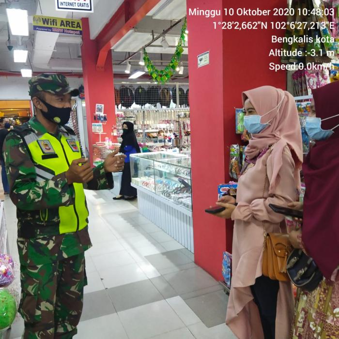 Memutus Mata Rantai Penyebaran Covid 19, Tim Gabungan Mandiri Menerapkan Protokol Kesehatan kepada Pedagang dan Pengunjung Plaza 88 