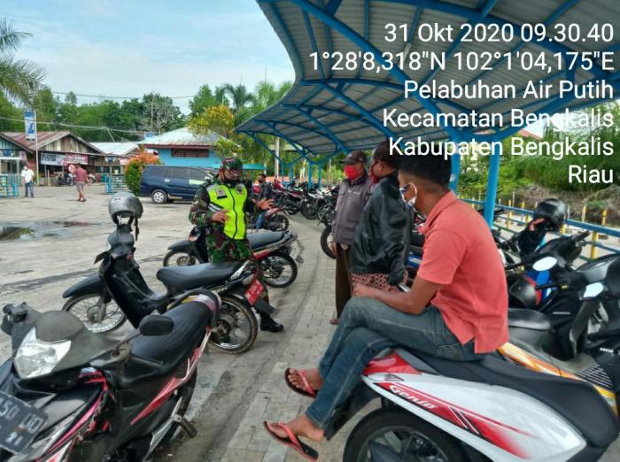 Personel Koramil 01/Bengkalis Melakukan Patroli Protokol Kesehatan di Pelabuhan Roro Air Putih