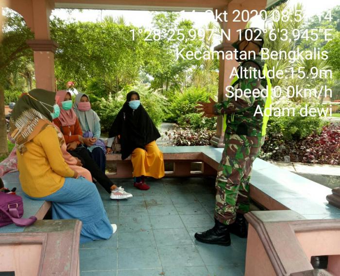 Serda Mhd Alimran dan Sertu M Isak, Gencar Terapkan Protokol Kesehatan di Taman Andam Dewi Bengkalis 