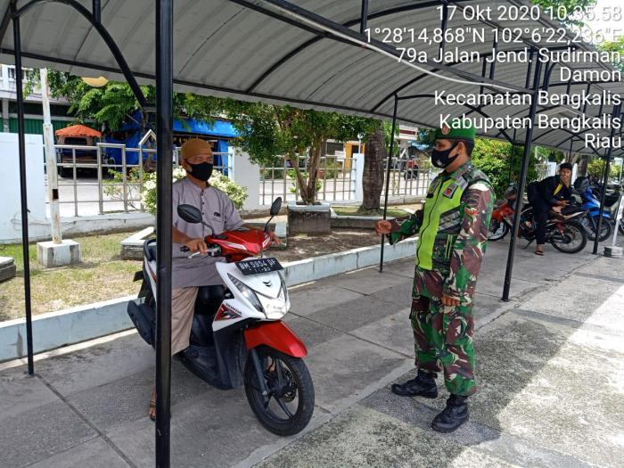 Protokol Kesehatan Diterapkan Personel Koramil 01/Bengkalis di Masjid Istiqomah