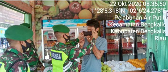 Personel Koramil 01/Bengkalis Gencar Patroli Penerapan Pendisiplinan Protokol Kesehatan di Roro Bengkalis