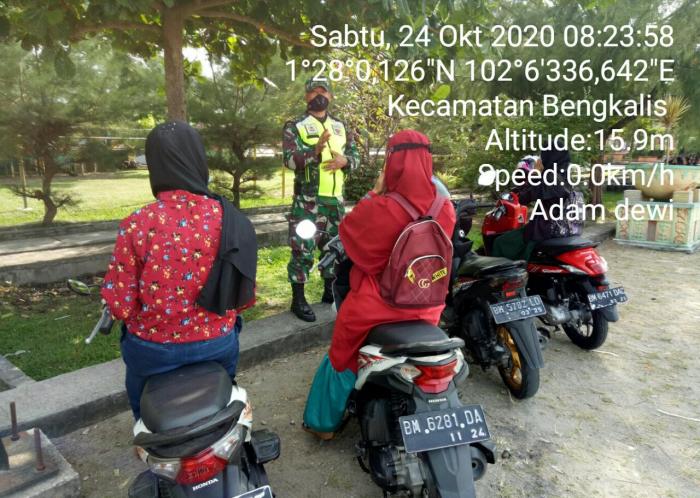 Serda Mhd Alimran dan Sertu M Isak Kembali Gelar Patroli Protokol Kesehatan di Taman Andam Dewi Bengkalis