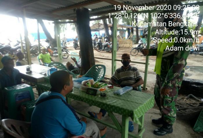 Serda Mhd Alimran dan Sertu M Isak Terus Menggalakan Prokes di Taman Andam Dewi