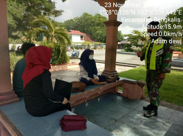 Personel Koramil 01/Bengkalis Patroli Prokes di Taman Andam Dewi Bengkalis 