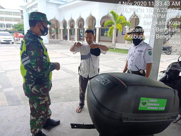 Masyarakat Yang Melaksanakan Ibadah Di Masjid Istiqomah Diimbau tetap Gunakan Masker