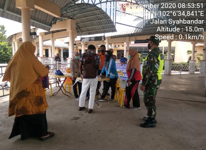 Personil Koramil 01/Bengkalis, Serda Mustaqim Terapkan Prokes di Pelabuhan BSL Bengkalis