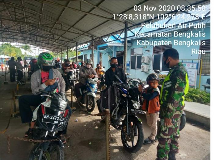 Personel Koramil 01/Bengkalis, Pelda Rudi Rutin ingatkan Masyarakat Pentingnya Menggunakan Masker