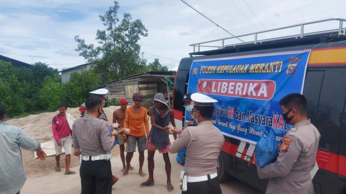 Bagi-bagi Nasi Bungkus, Polisi Imbau Warga Patuhi Protokol Kesehatan